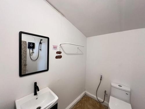 a bathroom with a sink and a mirror at Villa Bari Loft in Setiu