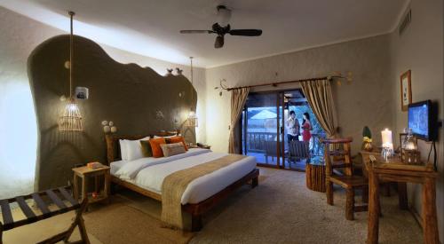 Un ou plusieurs lits dans un hébergement de l'établissement Barahi Jungle Lodge