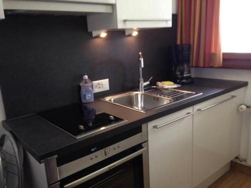 Una cocina o cocineta en B&B Hotel & Appartements Chasa Valär