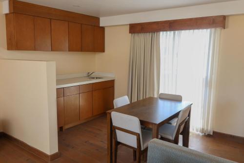 a kitchen and dining room with a table and chairs at Hotel El Ejecutivo Tijuana in Tijuana