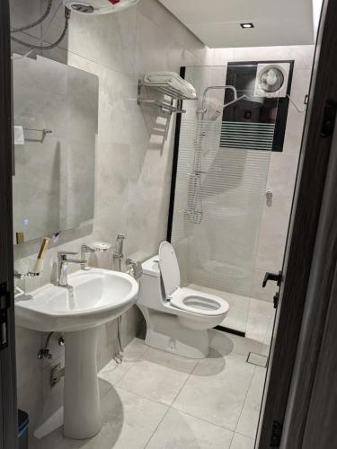a bathroom with a toilet and a sink and a shower at فندق بوابة ابها in Khamis Mushayt