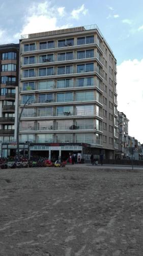 un grande edificio con un parcheggio antistante di Splendid 0705 a De Panne