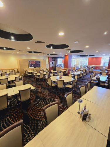 a dining room filled with tables and chairs at Lakes Entrance RSL Glenara Motel in Lakes Entrance