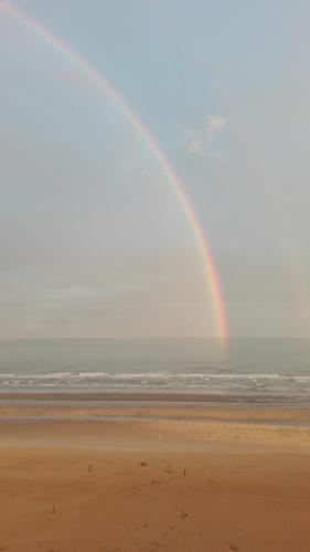 un arcobaleno su una spiaggia con l'oceano di Splendid 0705 a De Panne