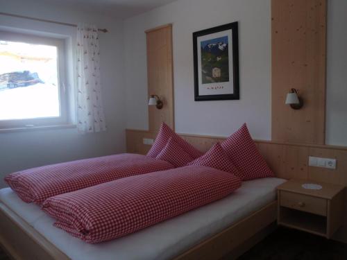 Een bed of bedden in een kamer bij Landhaus Alpenjäger
