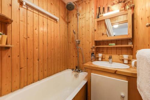 Apt Carlton140 Historical residence in Chamonix, sleeps 2 - Happy Rentals
