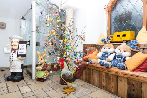 a christmas display with stuffed animals and a christmas tree at Hotel-Gasthof Zur Post in Velburg