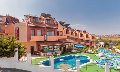 Bazén v ubytování Hotel Apolis nebo v jeho okolí