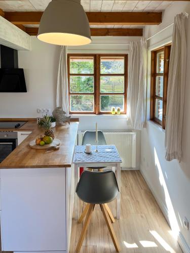 a small kitchen with a table and a chair at Kleiner Anker in Fehmarn