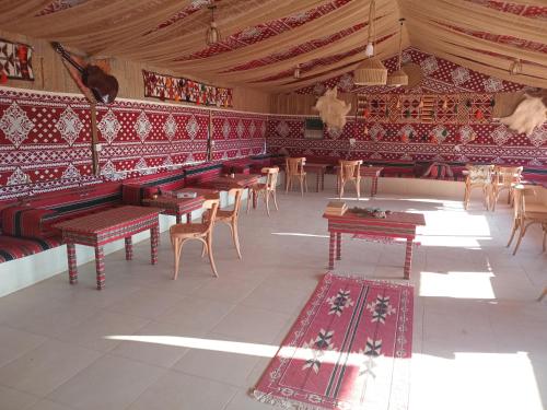 מסעדה או מקום אחר לאכול בו ב-Ayed Wadi Rum camp