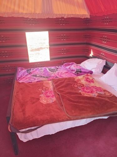 En eller flere senger på et rom på Ayed Wadi Rum camp