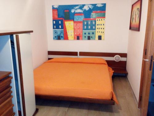 B&B Celestina Peschici في بيسكيتشي: سرير في غرفة مع لوحة على الحائط