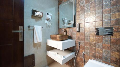 a bathroom with a sink and a mirror at Hayat Zaman Hotel And Resort Petra in Wadi Musa