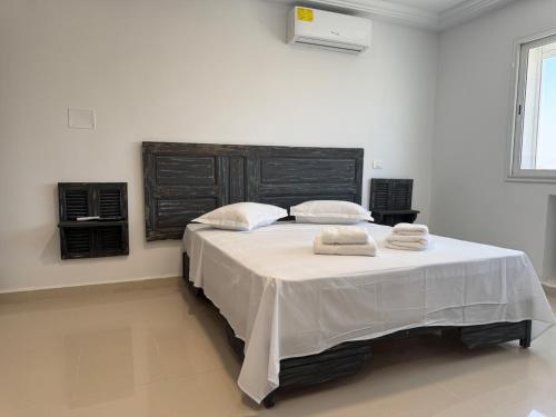 a bedroom with a large bed with towels on it at Le cocon éclatant in Sfax