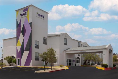 a large white building with a largeificantificantificantificantificantificantificantificantificant at Spark by Hilton El Paso University in El Paso