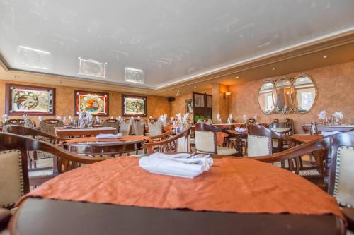 a dining room with tables and chairs in a restaurant at St Christophe Hotel & Spa, an Ascend Collection Hotel in Granby
