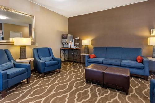 a living room with blue couches and chairs in a hotel at Comfort Inn Great Falls South in Great Falls