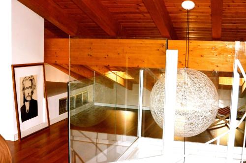 Pokój z drewnianym sufitem i żyrandolem w obiekcie CasaOller w mieście Manresa