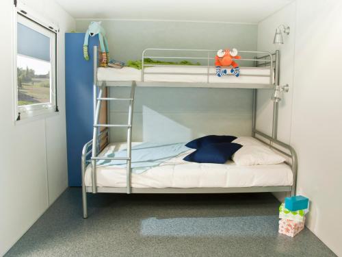 Ein Etagenbett oder Etagenbetten in einem Zimmer der Unterkunft Parque de Campismo Orbitur Vagueira