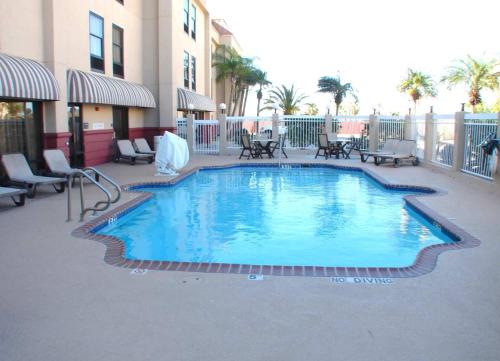 a swimming pool in the middle of a building at Country Inn & Suites by Radisson, Portland, TX in Portland