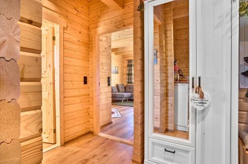 a room with a door in a wooden house at Manus Hoizhütterl in Sankt Oswald