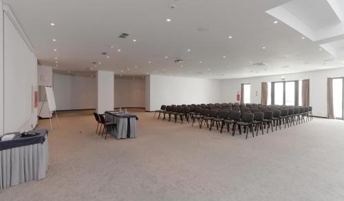 a room with rows of chairs and a white wall at Hotel Inglaterra - Charme & Boutique in Estoril