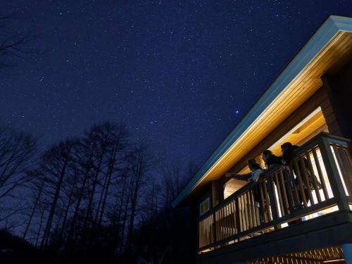 a house at night with a starry sky at YATSUGATAKE KOGEN RESORT in Hokuto