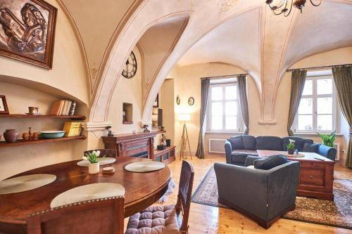 Apartmán v studni na streche