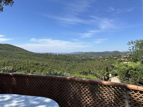 Mazet Victor pour 4 personnes avec vue mer et piscine collective à La Londe-Les-Maures