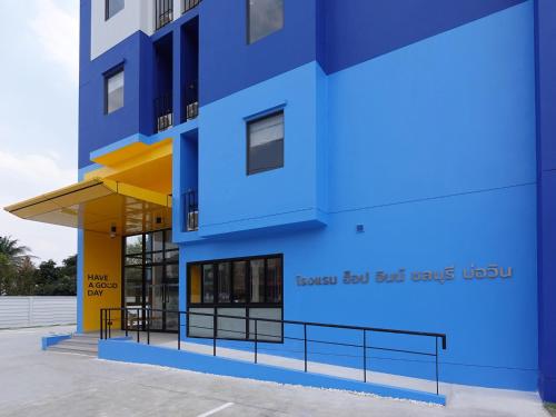 a blue building with the words bangkok bar but tennis usouk at HOP INN Chonburi Bowin in Ban Phan Sadet Nai