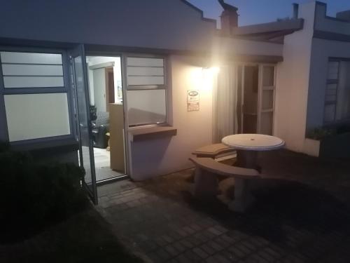 a room with a door and a table and a window at NOU TOE NOU in Tergniet
