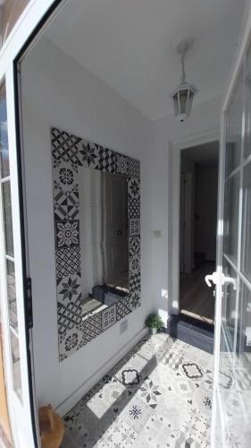 a bathroom with a large mirror on the wall at El Encanto de Valladolid in Aldeamayor de San Martín