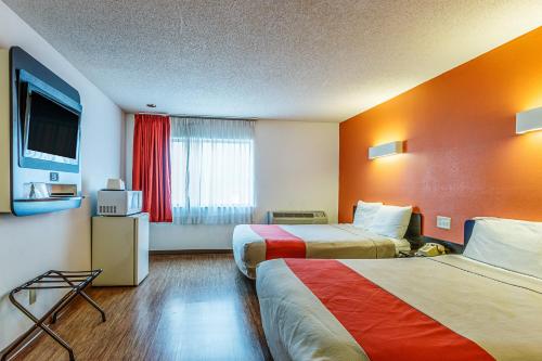 Una habitación de hotel con dos camas y un televisor de pantalla plana. en Motel 6-Wisconsin Rapids, WI, en Wisconsin Rapids
