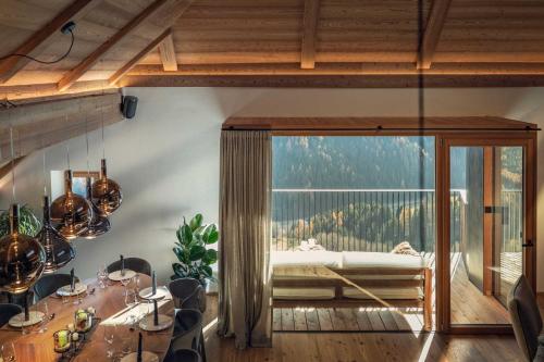 a room with a bed and a table with chairs at Sorafurcia Lodge in Sorafurcia