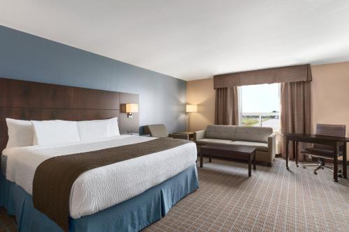 um quarto de hotel com uma cama e uma secretária em Days Inn by Wyndham Stephenville em Stephenville