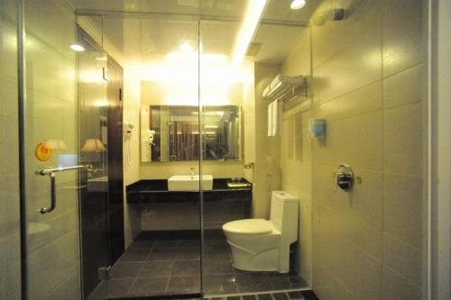 Bathroom sa West Street Vista Hotel
