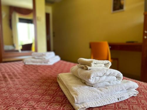 a pile of towels sitting on top of a bed at Residence Perla - Costa in Salve
