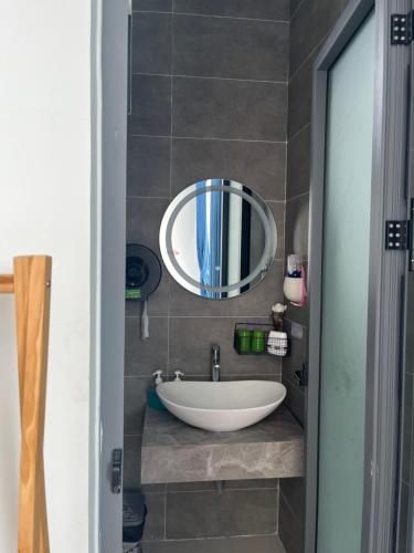 a bathroom with a white sink and a mirror at HOTEL vùng vịnh in Cầu Sông Kinh