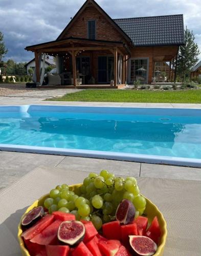 Dom pod lasem z prywatnym basenem i balią