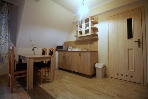 Η κουζίνα ή μικρή κουζίνα στο Ośrodek Wypoczynkowy Górski Zakątek
