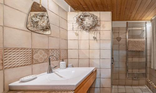 a bathroom with a sink and a shower at Růžová chalupa u Šimánků in Rtyně v Podkrkonoší