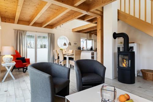 a living room with a fireplace and a dining room at Rapsblütenhaus in Bohnert