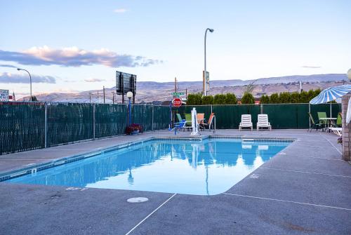 Motel 6-Wenatchee, WAの敷地内または近くにあるプール
