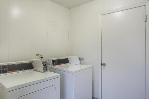 Virtuvė arba virtuvėlė apgyvendinimo įstaigoje Motel 6-Wenatchee, WA