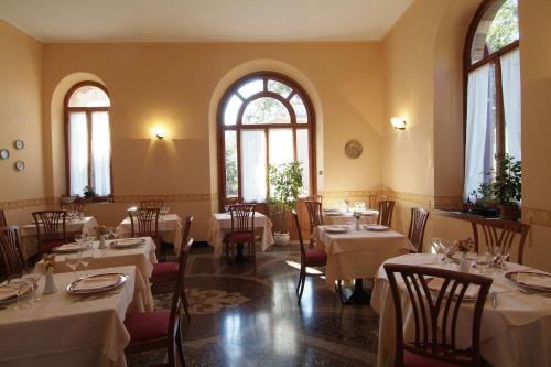 En restaurang eller annat matställe på Villa Fieschi
