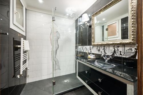 a bathroom with a sink and a mirror at Los Respigos Laredo in Laredo