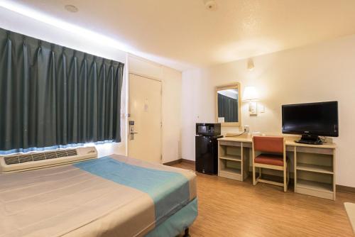 Televisyen dan/atau pusat hiburan di Motel 6-Rochester, MN
