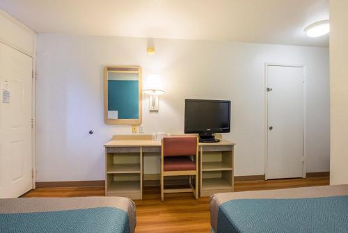 Televisyen dan/atau pusat hiburan di Motel 6-Rochester, MN