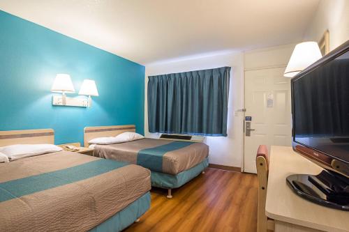 Katil atau katil-katil dalam bilik di Motel 6-Rochester, MN