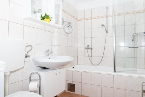 Pretty 2BDR apartment with terrace, with 2 bathrooms, 41